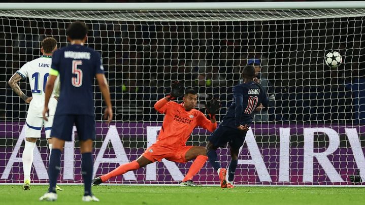 Ousmane Dembélé manque le cadre face au PSV Eindhoven en Ligue des champions. (FRANCK FIFE / AFP)