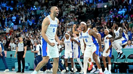 Nicolas Batum et Andrew Albicy célèbrent la qualification en finale des JO, le 8 août 2024. (HAHN LIONEL / KMSP / AFP)