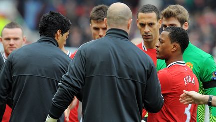 Le footballeur Luis Suarez n'a pas voulu saluer son adversaire Patrice Evra samedi 11 f&eacute;vrier lors du Championnat d'Angleterre entre son &eacute;quipe et Manchester United. (ANDREW YATES / AFP)