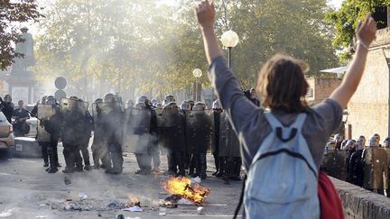 Un manifestant en face des forces de l'ordre lors des d&eacute;bordements &agrave; Albi (Tarn), apr&egrave;s la mort de R&eacute;mi Fraisse, lundi 27 octobre 2014. (REMY GABALDA / AFP)