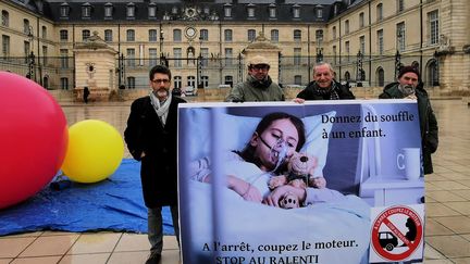 L'association "Stop au Ralenti" et son avocat (à gauche) ont mis la mairie en "demeure d'agir" contre les moteurs qui tournent au ralenti. (THOMAS NOUGAILLON / RADIO FRANCE)