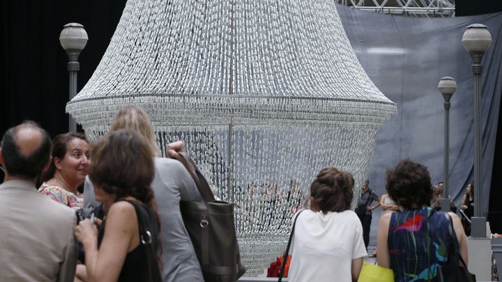 L'ouvre "A Novia" de l'artiste portugaise Joana Vasconcelos, un lustre compos&eacute; de tampons hygi&eacute;niques, expos&eacute; au Centquatre &agrave; Paris. (KENZO TRIBOUILLARD / AFP)