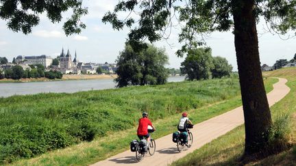 Un million de cyclistes tentent l'aventure chaque année pour parcourir la Loire à vélo. (JEROME DUTAC / MAXPPP)