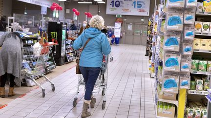 Une femme pousse un charriot dans les rayons d'un supermarché en Occitanie. (GUILLAUME BONNEFONT / MAXPPP)