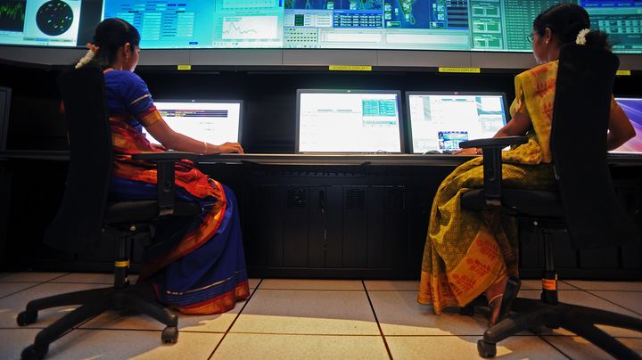 Des Indiennes dans une salle de contr&ocirc;le de l'organisation indienne de la recherche spatiale, &agrave; Bangakire, le 28 mai 2013. (MANJUNATH KIRAN / AFP)