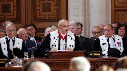 Le pr&eacute;sident de la Cour des comptes,&nbsp;Didier Migaud (au centre), lors d'une audience d'investiture &agrave; la Cour des comptes, le 7 septembre 2012, en pr&eacute;sence de Fran&ccedil;ois Hollande. (PIERRE VERDY / AFP)