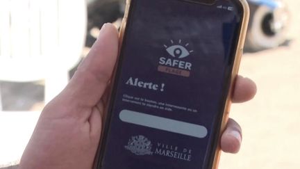 De nombreuses femmes vivent quotidiennement avec le harcèlement, souvent dans les transports ou dans la rue, mais aussi sur les lieux de vacances comme à la plage. La ville de Marseille a pris l’initiative de lancer une application anti-harcèlement spécialement conçue pour la plage. (franceinfo)