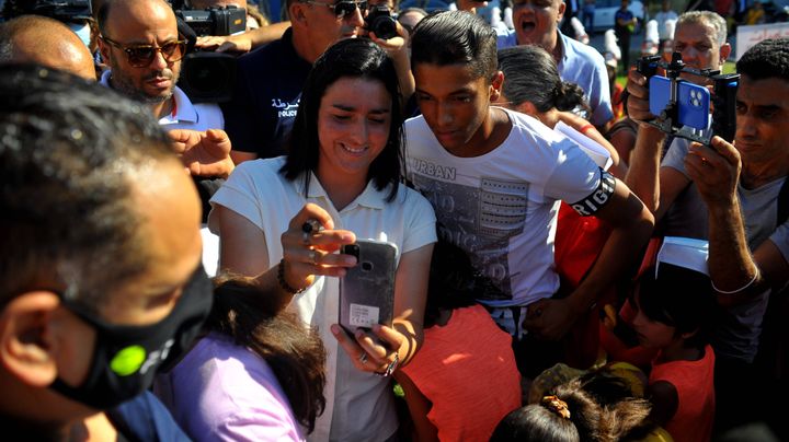 Des fans prennent des photos avec la joueuse de tennis tunisienne Ons Jabeur à son retour de Wimbeldon dans la capitale Tunis, le 13 juillet 2022.&nbsp; (MAHJOUB YASSINE / SIPA)