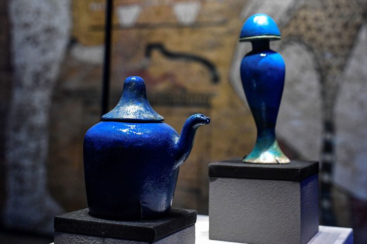 Vases à bec verseur en faïence, exposés à la Grande Halle de la Villette
 (Stéphane de Sakutin / AFP)