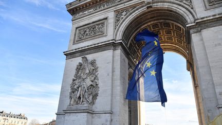 Le drapeau européen sous l'Arc de Triomphe pour célébrer le début de la présidence française de l'Union européenne. (ALAIN JOCARD / AFP)