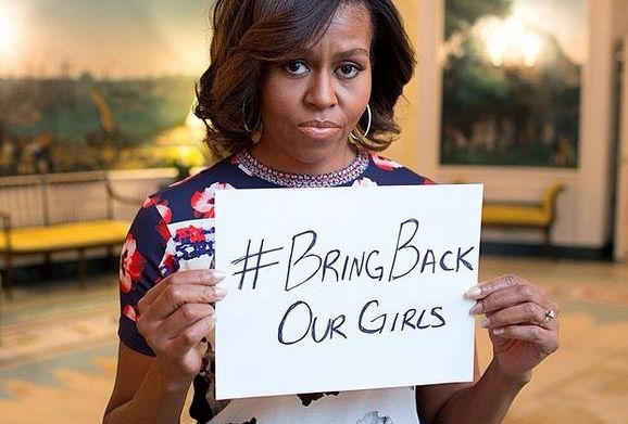 Michelle Obama pose &agrave; la Maison Blanche, &agrave; Washington (Etats-Unis),&nbsp;avec un message en faveur des lyc&eacute;ennes enlev&eacute;es au Nigeria.&nbsp; (DR)