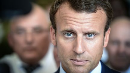 Le ministre de l'Economie, Emmanuel Macron, pendant sa visite &agrave; Colmar (Haut-Rhin), le 30 ao&ucirc;t 2016. (SEBASTIEN BOZON / AFP)