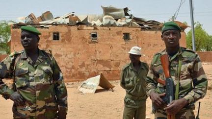 Militaires nigériens près d'un bâtiment militaire à Agadez le 26 mai 2013. Bâtiment endommagé trois jours plus tôt par un attentat revendiqué par des islamistes.  (AFP - BOUREIMA HAMA)