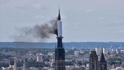 L'incendie qui s'est déclaré jeudi 11 juillet à la cathédrale de Rouen a suscité de vives réactions en ligne. (PATRICK STREIFF / AFP)