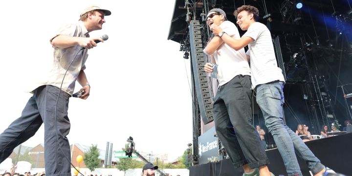 Mac Demarco s'amuse avec les fans sur l'avancée de scène à Rock en Seine 2017.
 (Gilles Scarella / FTV)