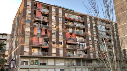 Les opinions des habitants, unionistes ou indépendantistes, s'affichent sur un immeuble du quartier&nbsp;d’Ildefons Cerda, à Barcelone (CLEMENCE BONFILS / RADIO FRANCE)