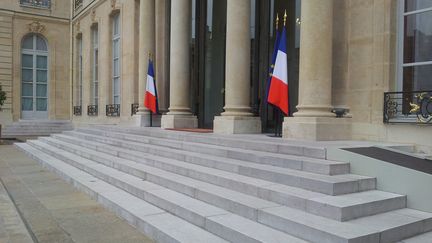 Le perron du palais de l'Elysée, à Paris. (CLARA BEAUDOUX / RADIOFRANCE.)