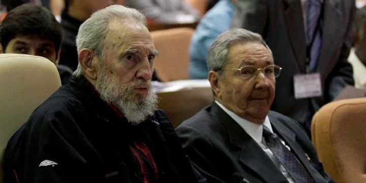 Fidel et Raul Castro, lors de la séance inaugurale de la nouvelle Assemblée nationale cubaine, le 24 février 2013. (AFP/Ismael Francisco)