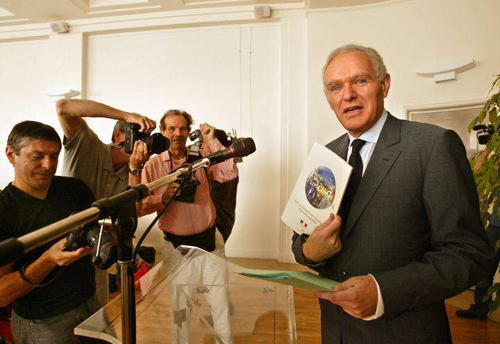 Serge Lepeltier, alors ministre de l'Ecologie, présente à la presse le Plan climat qui devait permettre à la France&nbsp;de remplir ses engagements dans le cadre du protocole de Kyoto, le 22 juillet 2004 à Paris. (DANIEL JANIN / AFP)