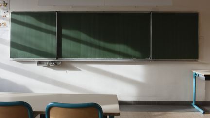 Une salle de classe vide. Photo d'illustration. (JÉRÔME GORIN / MAXPPP)