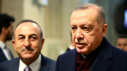 Le président turc, Recep Tayyip Erdogan (à droite), avec le ministre des Affaires étrangères,&nbsp;Mevlut Cavusoglu, le 17 décembre 2019&nbsp; (REUTERS - DENIS BALIBOUSE / X90072)