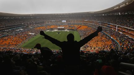 L'immense stade Soccer City de Soweto&nbsp;n'&eacute;tait qu'aux deux-tiers plein. Et la succession de discours officiels a douch&eacute; peu &agrave; peu les ardeurs des 50 &agrave; 60 000 participants. (YANNIS BEHRAKIS / REUTERS)