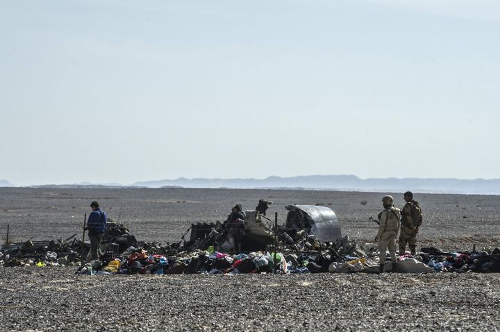 Des militaires égyptiens sur le site du crash de l'Airbus A321 de la compagnie russe Metrojet dans le désert du Sinaï (Egypte), le 1er novembre 2015.&nbsp; (KHALED DESOUKI / AFP)