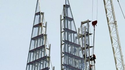 Installation des panneaux de verre au sommet de la Shard of Glass, le 1er avril 2012. (AFP/CARL COURT )