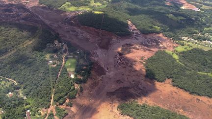 Vue aérienne de la zone dévastée par l'effondrement d'un barrage minier près de&nbsp;Brumadinho, dans le sud-est du Brésil,&nbsp;le 25 janvier 2019.&nbsp; (MINAS GERAIS FIRE DEPARTMENT)