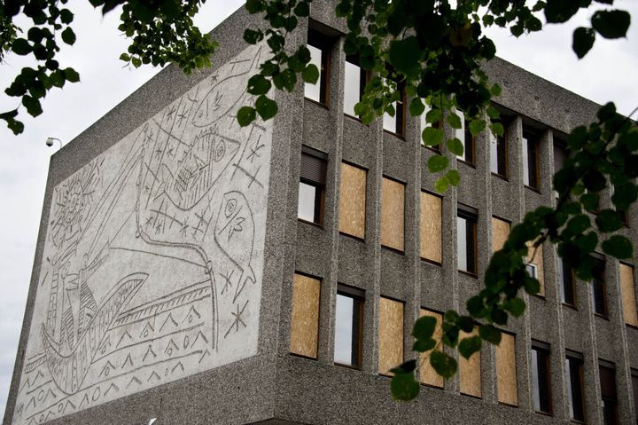 Les parois en béton de l'immeuble abritent deux dessins de Picasso. Côté rue,&nbsp;"Les Pêcheurs". A l'accueil,&nbsp;"La Mouette".
 (ODD ANDERSEN / AFP)