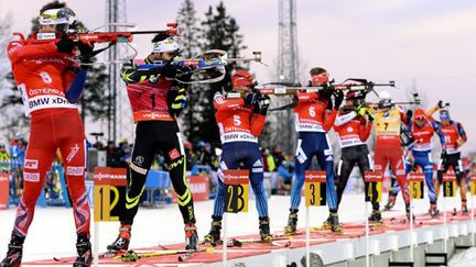 Les biathlètes sur le pas de tir (JONATHAN NACKSTRAND / AFP)