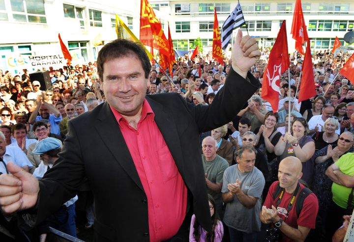 Christian Troadec manifeste sa joie devant l'h&ocirc;pital de&nbsp;Carhaix (Finist&egrave;re),&nbsp;dont la fermeture a &eacute;t&eacute; annul&eacute;e par la justice,&nbsp;le 25 juin 2008. (FRED TANNEAU / AFP)