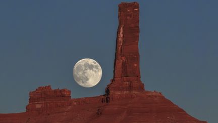 La Lune du Castor s'élève dans le paysage désertique de Moab, dans l'Utah (ouest des Etats-Unis), le 14 novembre 2024. (BOB STRONG / MAXPPP)