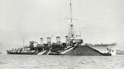 Douze navires de la Royal Navy ont porté le nom de «HMS Adventure». Un treizième a été planifié, mais jamais terminé.
 
 (Gouvernement du Royaume-Uni/Domaine public/ Wikimedia Commons (http://en.wikipedia.org/wiki/File:HMS_Adventure_(1904).jpg))