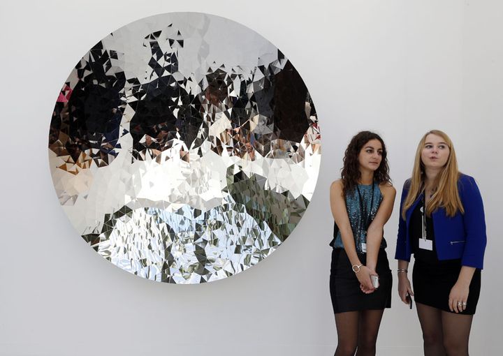 Une &oelig;uvre de l'artiste britannique Anish Kapoor (2010), star de cette &eacute;dition 2013 de la Fiac,&nbsp;le 23 octobre 2013, &agrave; Paris. (FRANCOIS GUILLOT / AFP)