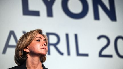 Valérie Pecresse, présidente du conseil régional d'Île-de-France, lors d'un meeting au stade Matmut à Lyon, le 7 avril 2022. (OLIVIER CHASSIGNOLE / AFP)