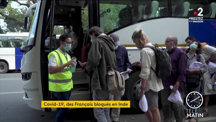 Des Français montent dans un bus direction l'aéorport de New Delhi&nbsp; (France 2)