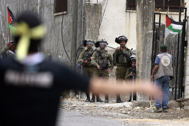 Des manifestants palestiniens s'opposent à l'expropriation de leurs terres par les forces israéliennes, à Kafr Qaddum, en Cisjordanie occupée, le 9 juin 2023. (JAAFAR ASHTIYEH / AFP)