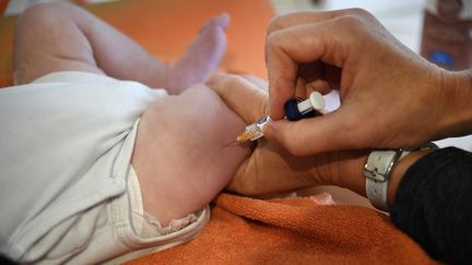 44.000 nourrissons de trois à dix-huit mois n’auraient pas reçu six des onze vaccins obligatoires durant l’épidémie de Covid-19. (FRED TANNEAU / AFP)