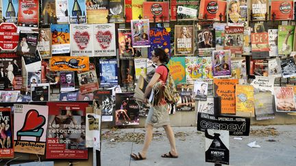 Affiches du OFF dans les rues d'Avignon, 2010
 (ANNE-CHRISTINE POUJOULAT / AFP)