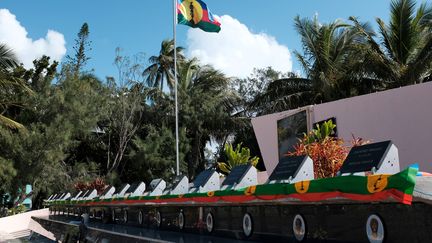 Le mémorial de Wadrilla dédié aux 19 indépendantistes kanaks tués lors de l'assaut de la grotte d'Ouvéa, en 1988.&nbsp; (THEO ROUBY / AFP)