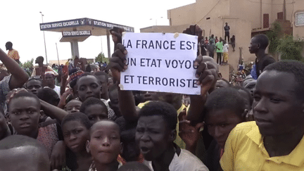 Au Niger, la colère ne diminue pas et les manifestants arborent des pancartes sur toutes les artères du quartier de l'aéroport, une foule compacte.