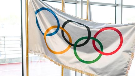 Le drapeau avec les anneaux olympiques. (JEAN-LUC FLEMAL / MAXPPP)