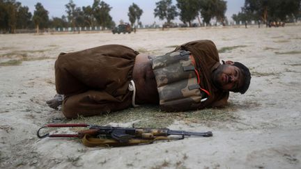 Un homme qui s'appr&ecirc;tait &agrave; faire un attentat suicide est &agrave; terre apr&egrave;s que ses explosifs ne se sont pas d&eacute;clench&eacute;s &agrave; Jalalabad (Afghanistan), le 30 juin 2013. (PARWIZ / REUTERS)