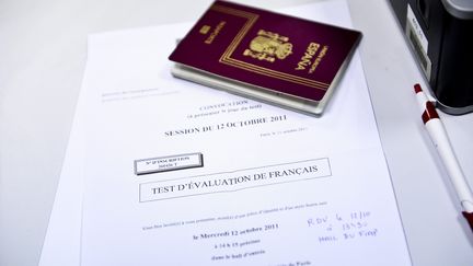 Les candidats &agrave; la naturalisation fran&ccedil;aise devraient passer un test de langue &agrave; partir de janvier 2012, selon une charte pr&eacute;sent&eacute;e le 15 novembre 2011 par le Haut Conseil &agrave; l'int&eacute;gration au minist&egrave;re de l'Int&eacute;rieur. &nbsp; (CHRISTOPHE MORIN / MAXPPP)