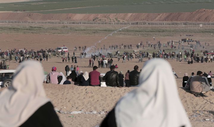 Des dizaines de milliers de Palestiniens protestent&nbsp;pour le "droit au retour", le long de la frontière séparant la bande de Gaza d'Israël, le 1er avril 2018. (ADEL HANA/AP)