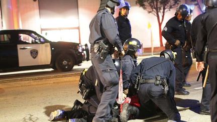 &nbsp; (Des policiers ici en intervention à Oakland en novembre 2014 © REUTERS/Stephen Lam)