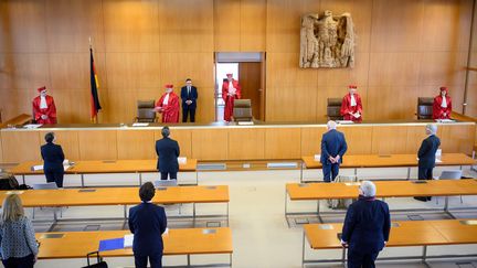 Les juges de la Cour constitutionnelle allemande à Karlsruhe,&nbsp;le 5 mai 2020. (SEBASTIAN GOLLNOW / DPA)