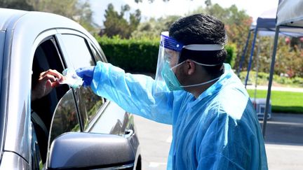 Une campagne de dépistage pour les étudiants à l'université Woodbury, à Burbank, en Californie (Etats-Unis), le 24 août 2020. (KEVIN WINTER / GETTY IMAGES NORTH AMERICA / AFP)