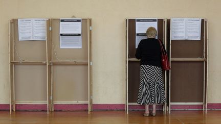 Une Irlandaise vote au r&eacute;f&eacute;rendum sur le pacte budg&eacute;taire europ&eacute;en, &agrave; Dublin (Irlande), le 31 mai 2012. (PETER MUHLY / AFP)